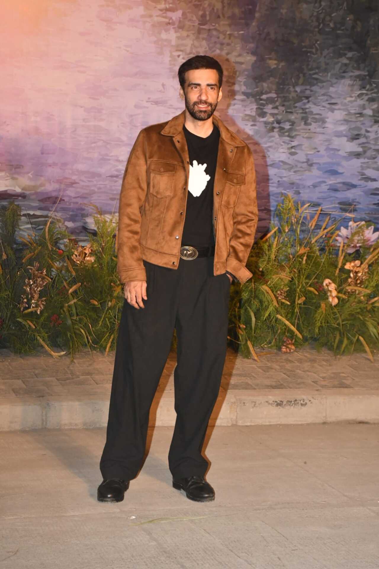 Avinash Tiwary kept it simple yet dapper in a black T-shirt paired with baggy jeans and a brown jacket. 